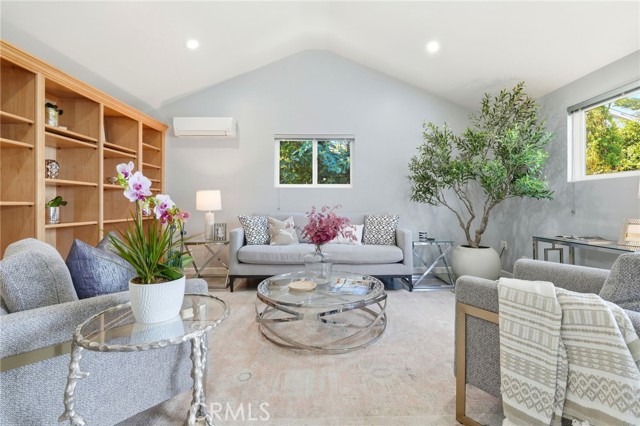 Detail Gallery Image 33 of 39 For 1025 N Screenland Dr, Burbank,  CA 91505 - 3 Beds | 2 Baths