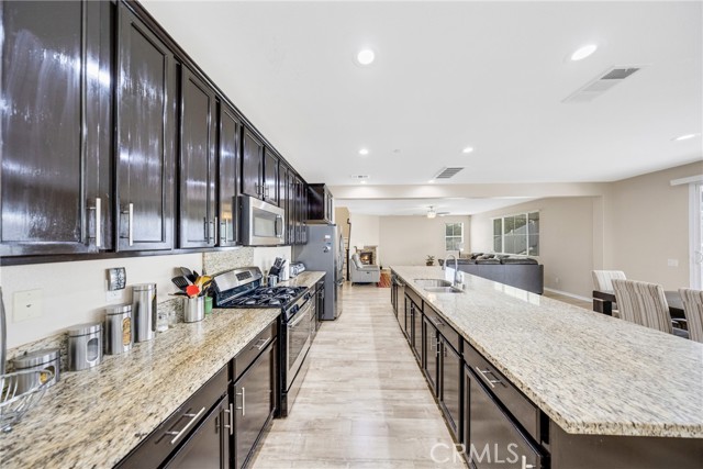 Detail Gallery Image 10 of 44 For 17984 Valerian Way, San Bernardino,  CA 92407 - 4 Beds | 3 Baths