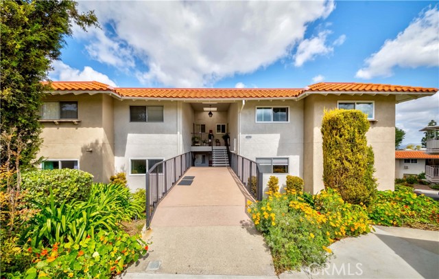 Detail Gallery Image 1 of 32 For 2292 via Puerta #C,  Laguna Woods,  CA 92637 - 2 Beds | 2 Baths