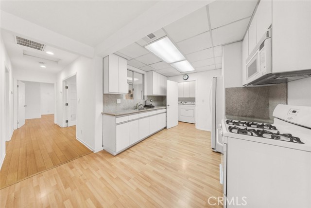 Detail Gallery Image 7 of 31 For 12329 Burton St, North Hollywood,  CA 91605 - 4 Beds | 2/1 Baths