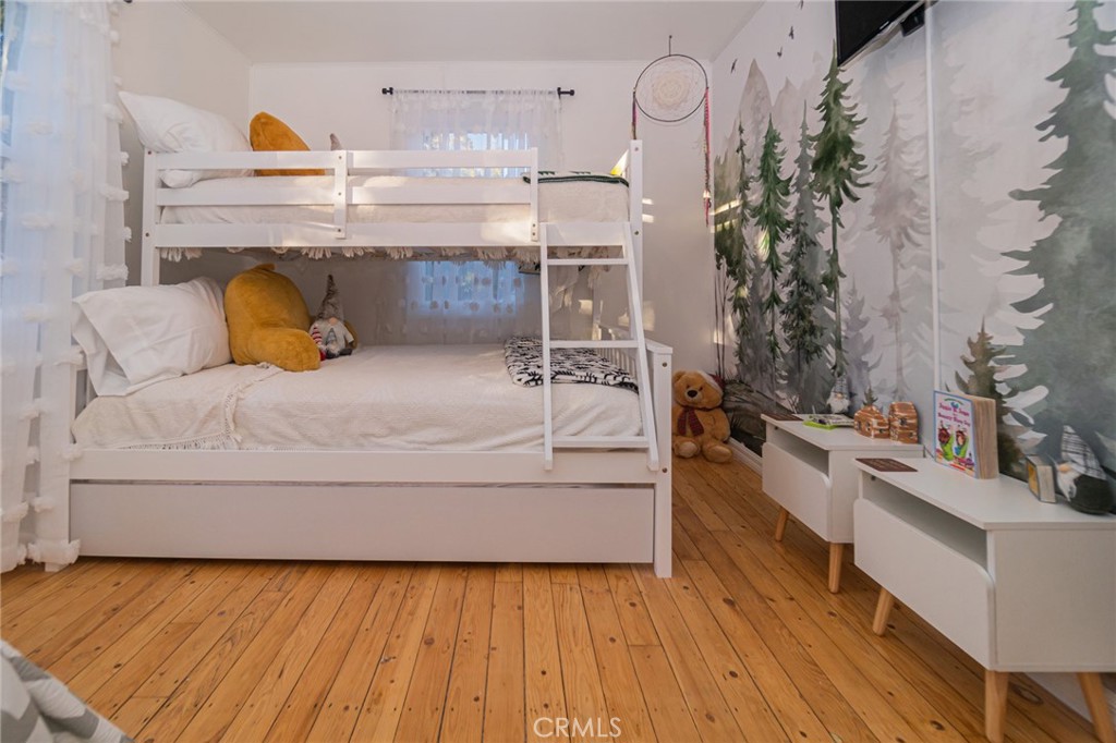 https://media.crmls.org/medias/6da3e12f-532e-4520-b54b-17becc66b2b6.jpg?preset=X-Large