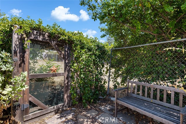 10522 Fernglen Avenue, Tujunga CA: https://media.crmls.org/medias/6da4f01a-84e9-4eae-9506-6bc8445965cd.jpg