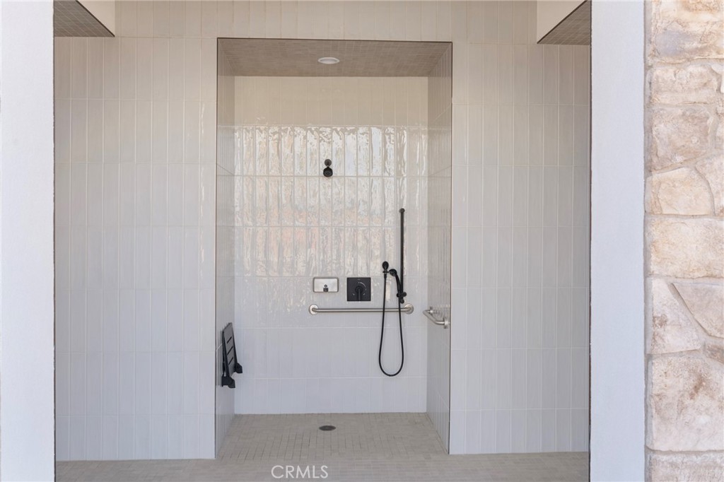 https://media.crmls.org/medias/6da6ccd2-332a-40c9-be59-1dd4a80ac87b.jpg?preset=X-Large