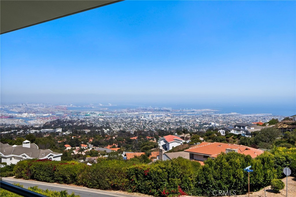 https://media.crmls.org/medias/6daedbdd-520d-4aea-993a-6effb0717bfd.jpg?preset=X-Large