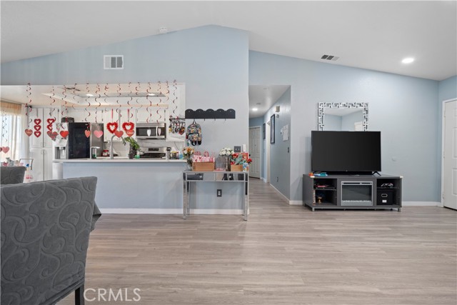 Detail Gallery Image 8 of 34 For 15634 via Cartagena, Hesperia,  CA 92345 - 3 Beds | 2 Baths