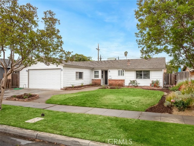 Detail Gallery Image 1 of 1 For 3886 E Richert Ave, Fresno,  CA 93726 - 3 Beds | 2 Baths