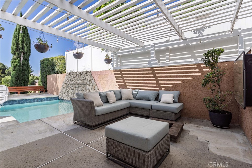 https://media.crmls.org/medias/6db39fba-b167-4a76-8155-ff90bcbc46e0.jpg?preset=X-Large