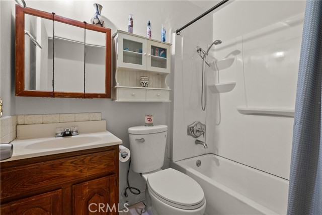 13086 Foothill Boulevard, Sylmar CA: https://media.crmls.org/medias/6db515aa-6e93-4430-8fc4-c37e14e49048.jpg
