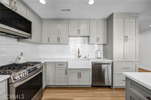 Detail Gallery Image 14 of 36 For 9502 via Salerno, Burbank,  CA 91504 - 2 Beds | 2/1 Baths