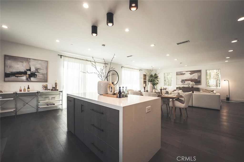 https://media.crmls.org/medias/6dbd125a-71b1-46b1-806b-d38bb90aaafe.jpg?preset=X-Large
