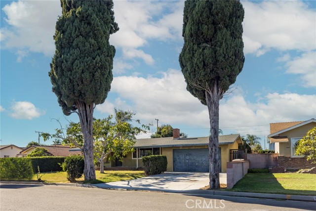 Detail Gallery Image 1 of 1 For 2879 W Lynrose Dr, Anaheim,  CA 92804 - 3 Beds | 2 Baths