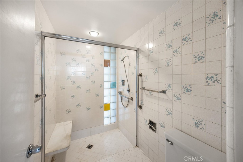 https://media.crmls.org/medias/6dc46f4f-890e-4fde-b89c-4d1c55f8e574.jpg?preset=X-Large
