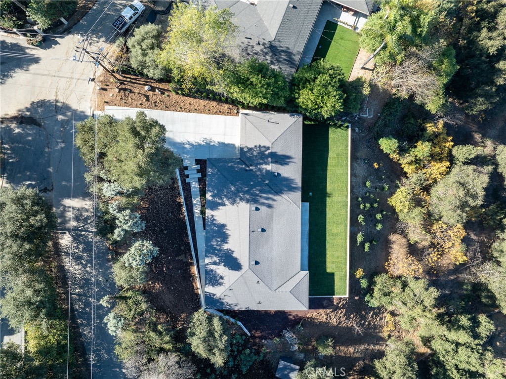 https://media.crmls.org/medias/6dcaf795-704d-4008-bd87-356183c30d28.jpg?preset=X-Large