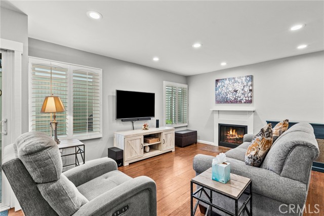 Detail Gallery Image 4 of 24 For 22123 Burbank Blvd #2, Woodland Hills,  CA 91367 - 3 Beds | 2/1 Baths