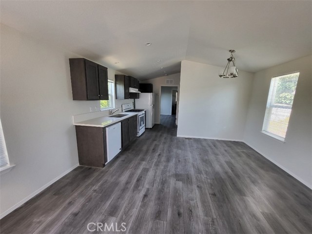 Detail Gallery Image 2 of 4 For 20652 Lassen St #130,  Chatsworth,  CA 91311 - 2 Beds | 2 Baths