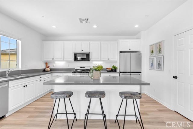 Detail Gallery Image 4 of 40 For 28300 Abbey, Menifee,  CA 92585 - 4 Beds | 2/1 Baths