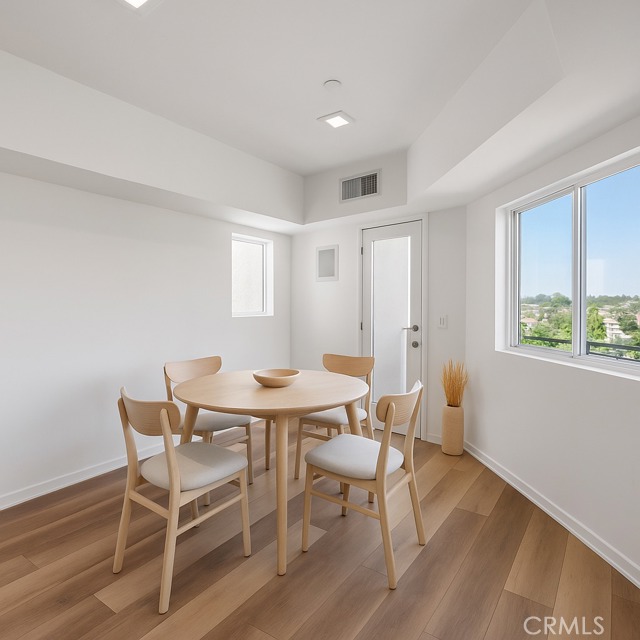 5220 Medina Road, Woodland Hills CA: https://media.crmls.org/medias/6dd033dd-dd19-4224-af1b-2b4eebb34b57.jpg