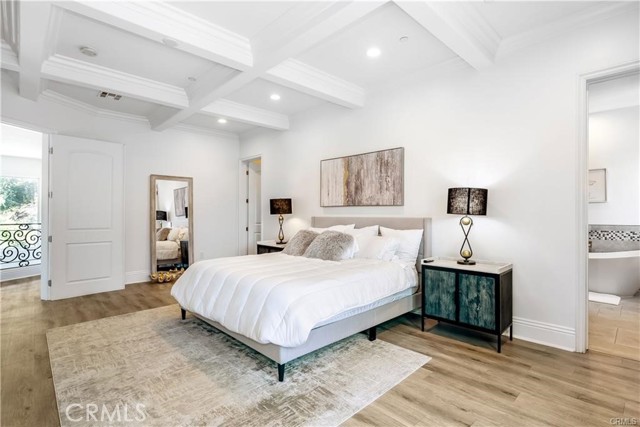 Detail Gallery Image 11 of 65 For 9484 Gloaming Dr, Beverly Hills,  CA 90210 - 4 Beds | 4 Baths