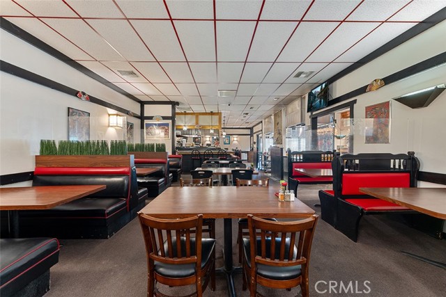 320 W Foothill Blvd, Upland CA: https://media.crmls.org/medias/6dd652af-c32a-4946-af7c-a7bb24e05e87.jpg