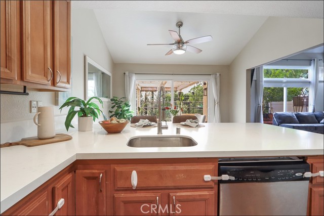 21055 Avenida Magnifica, Lake Forest CA: https://media.crmls.org/medias/6dd8c402-b6bd-4ef6-9a31-aaf8322128f1.jpg