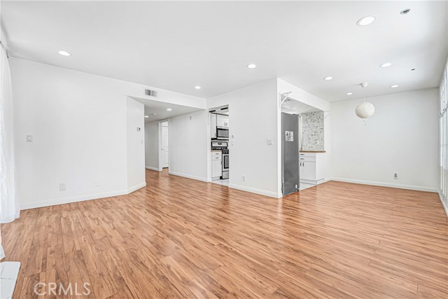 Detail Gallery Image 15 of 22 For 7001 S La Cienega #101,  Los Angeles,  CA 90045 - 2 Beds | 2 Baths
