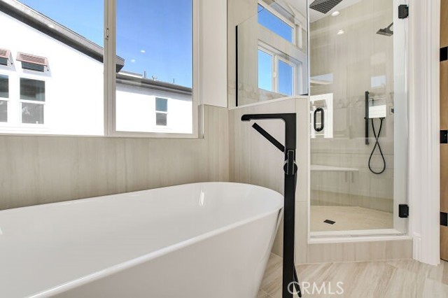 OWNER'S SOAKING TUB AND SHOWER
