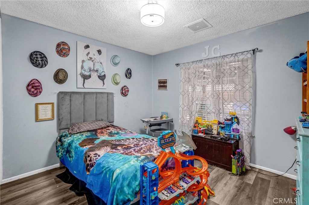 https://media.crmls.org/medias/6dde0b57-544f-45d1-8b10-d687679ba268.jpg?preset=X-Large