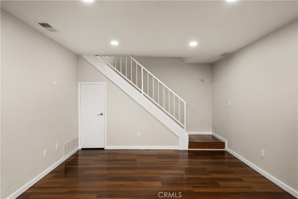 https://media.crmls.org/medias/6ddfb3e8-1e13-4f47-8547-04b4579b3017.jpg?preset=X-Large
