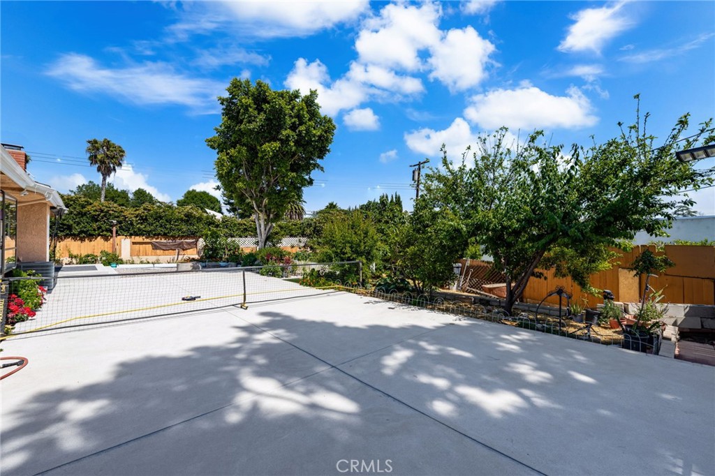 https://media.crmls.org/medias/6de10d47-c1bb-499f-851c-b23b584ebf16.jpg?preset=X-Large