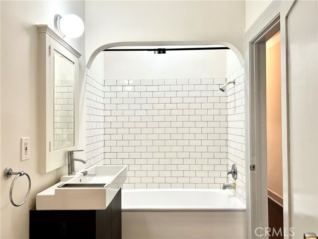 Detail Gallery Image 15 of 32 For 124 1/2 S Westmoreland Ave #1/2,  Los Angeles,  CA 90004 - 2 Beds | 2 Baths