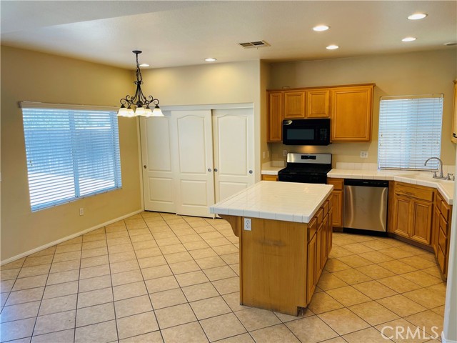 Detail Gallery Image 13 of 37 For 191 Spinnaker St, San Jacinto,  CA 92583 - 5 Beds | 2/1 Baths