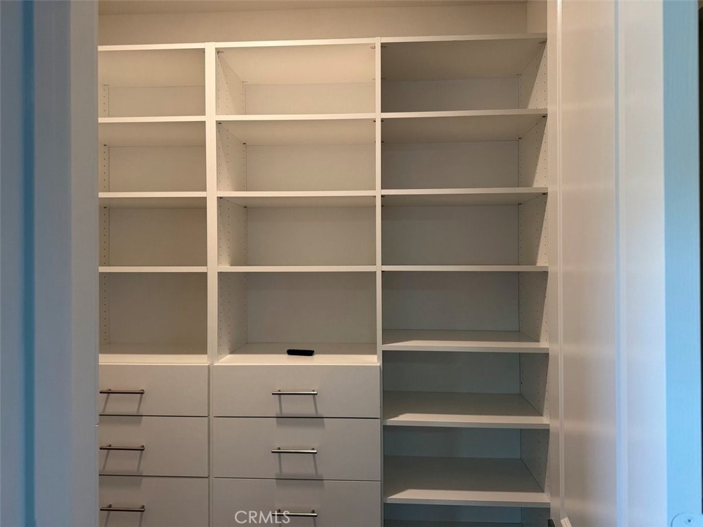 https://media.crmls.org/medias/6de71fcd-dfe9-4d06-b1ba-1c91bc912ab6.jpg?preset=X-Large