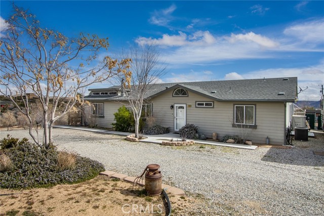 Detail Gallery Image 1 of 55 For 2863 Ox Yoke, Pioneertown,  CA 92268 - 6 Beds | 4 Baths