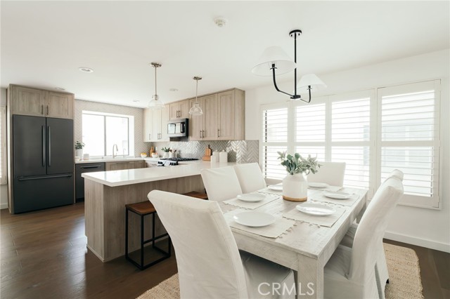 427 S. Broadway, Redondo Beach CA: https://media.crmls.org/medias/6debe3ca-c2a2-4537-ab17-f65c2d92f4f4.jpg
