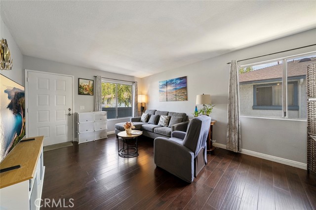 Detail Gallery Image 4 of 17 For 871 W 13th St #4,  Azusa,  CA 91702 - 2 Beds | 1 Baths