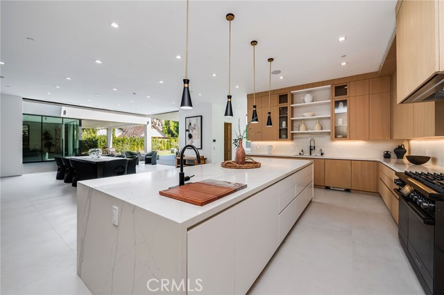 Detail Gallery Image 15 of 43 For 4930 Palomar Dr, Tarzana,  CA 91356 - 6 Beds | 6/1 Baths