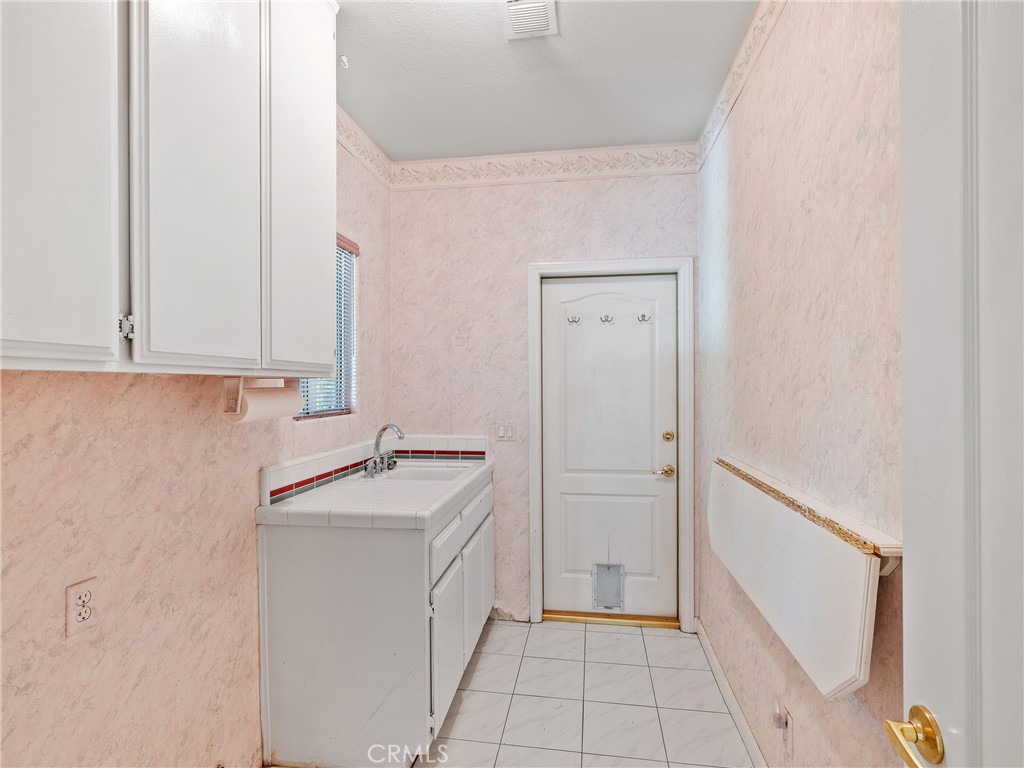 https://media.crmls.org/medias/6dedbcdb-ad08-4541-bd9a-8f7f16714ee6.jpg?preset=X-Large