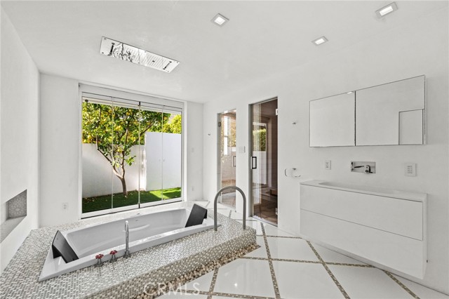 1046 N Hillcrest Road, Beverly Hills CA: https://media.crmls.org/medias/6defe7d5-5a18-42cf-b2aa-831d1cfdf160.jpg