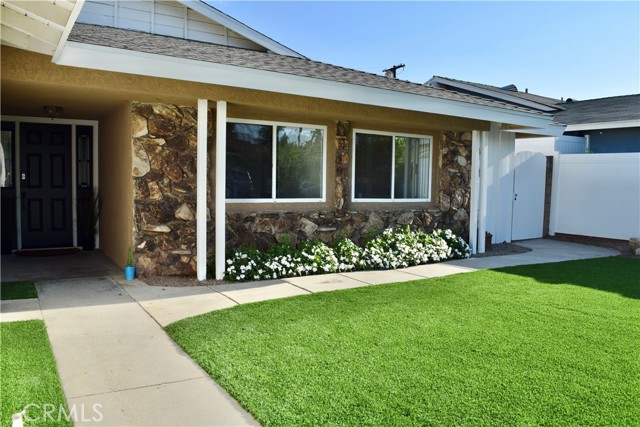 Detail Gallery Image 2 of 29 For 17406 Blackhawk St, Granada Hills,  CA 91344 - 4 Beds | 2/1 Baths