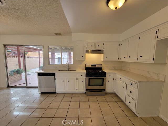 Detail Gallery Image 6 of 16 For 37829 27th St, Palmdale,  CA 93550 - 4 Beds | 2 Baths