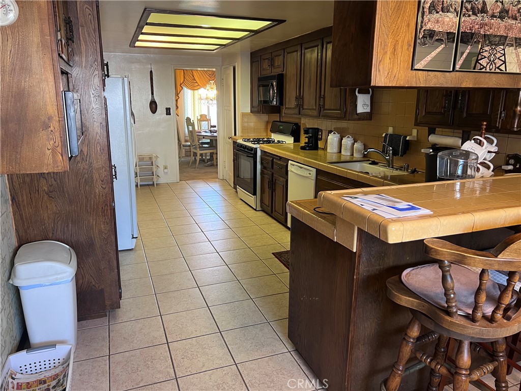https://media.crmls.org/medias/6df65507-ffc0-4e40-ac99-2eafab119f78.jpg?preset=X-Large
