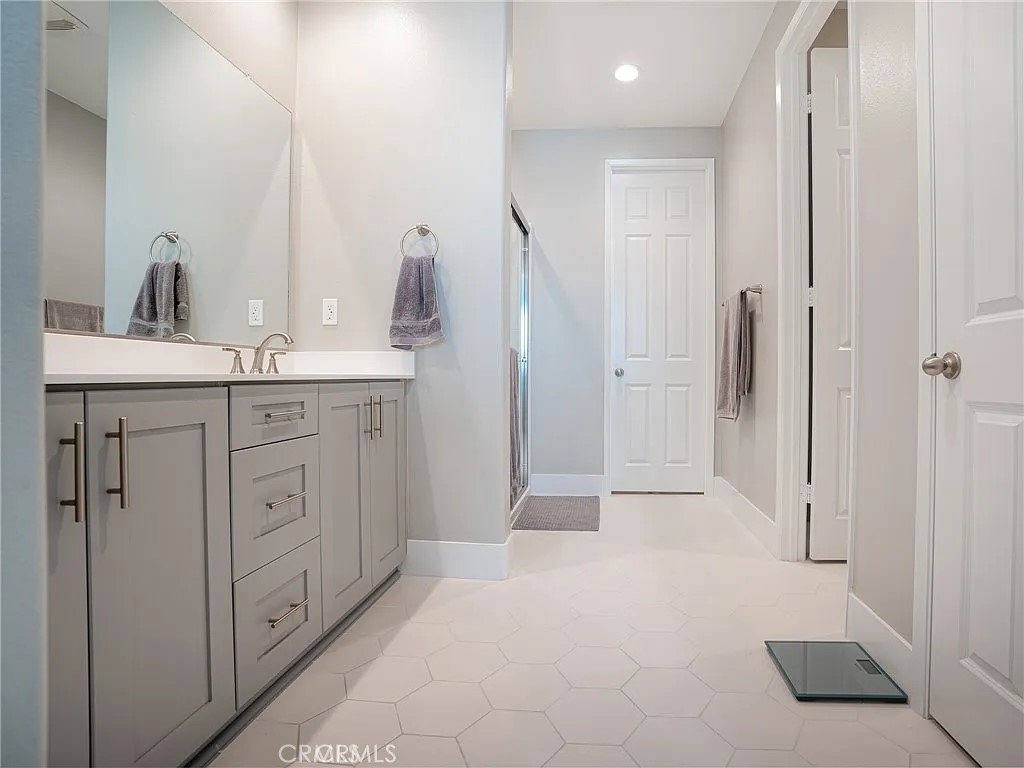https://media.crmls.org/medias/6df8e2e0-43a9-415e-8ca5-9ab6dabd5de0.jpg?preset=X-Large
