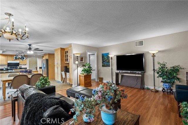 Detail Gallery Image 3 of 29 For 10538 Balcom Ave, Granada Hills,  CA 91344 - 3 Beds | 3/1 Baths