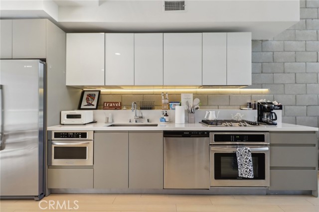 3450 Cahuenga W Boulevard, Los Angeles CA: https://media.crmls.org/medias/6dfcaf48-c608-4ab9-bd12-7f15c9160f17.jpg