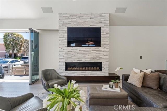 29 W Neapolitan Lane, Long Beach CA: https://media.crmls.org/medias/6e01d7ef-3263-4765-bfc2-6631acb04575.jpg