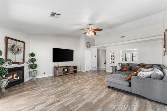 Detail Gallery Image 5 of 27 For 44840 Fenhold, Lancaster,  CA 93535 - 3 Beds | 2 Baths