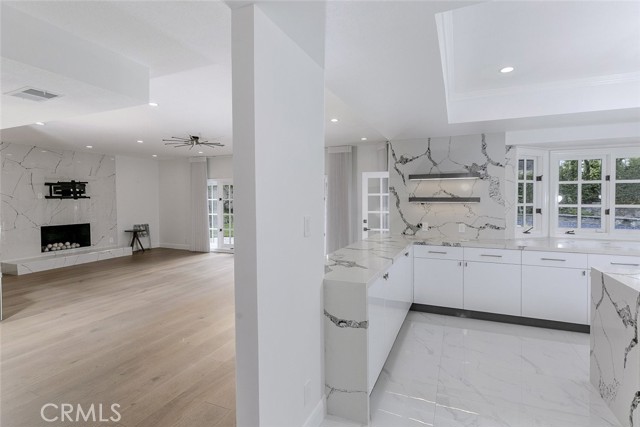 6037 Little Oak Lane, Woodland Hills CA: https://media.crmls.org/medias/6e03b619-f796-4755-8711-e5681bb07700.jpg