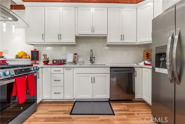 Detail Gallery Image 9 of 41 For 1330 W 48th St, Los Angeles,  CA 90037 - 4 Beds | 3/1 Baths