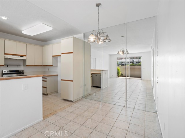 Detail Gallery Image 8 of 28 For 27644 Susan Beth Way #F,  Saugus,  CA 91350 - 2 Beds | 1 Baths
