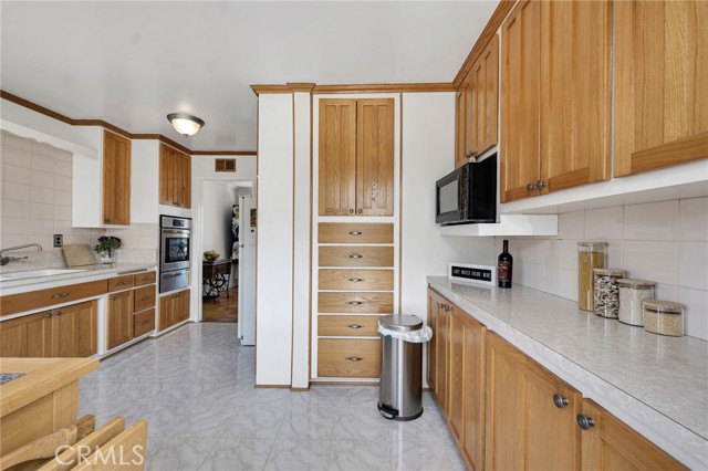 Detail Gallery Image 16 of 33 For 22249 Runnymede St, Canoga Park,  CA 91303 - 2 Beds | 2 Baths